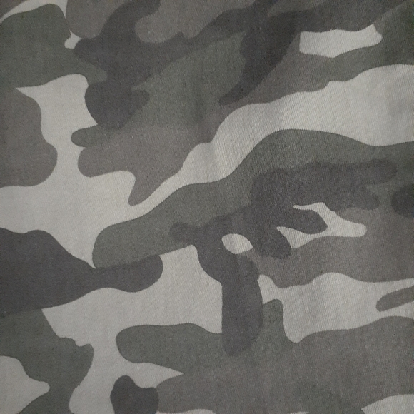 V.I.P. | Women's Camo Jeggings (size 9/10) - Picture 12 of 16